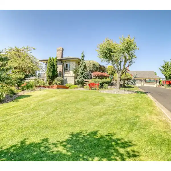 HIGH-END CRAFTSMANSHIP MEETS LUXURIOUS OUTDOOR OASIS