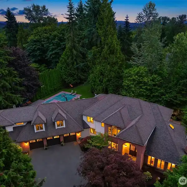 LUXURY ENGLISH HILL PREMIER ESTATE
