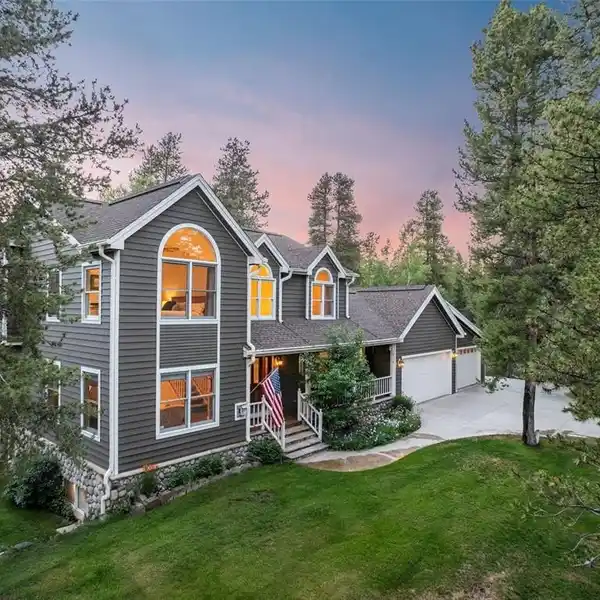 A LOCAL BUILDER’S PERSONAL CUSTOM HOME