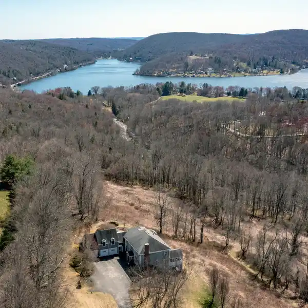 16-ACRE ESTATE WITH STUNNING VIEWS