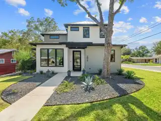 Beautiful Brentwood Home with Modern Architectural Features
