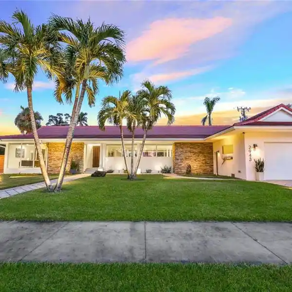 METICULOUSLY MAINTAINED RENOVATED MID-CENTURY MODERN HOME