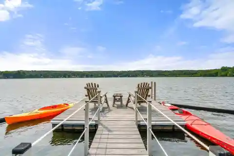 Lakefront Boater's Paradise