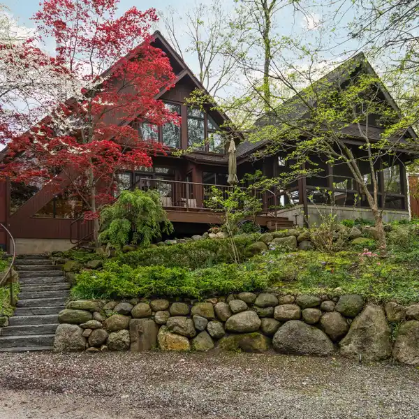 UNIQUE MID-CENTURY MODERN HOME IN A PARK-LIKE SETTING