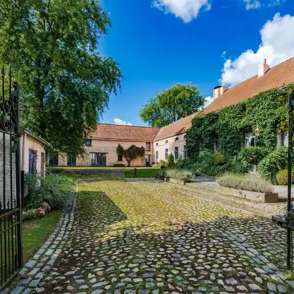 AUTHENTIC FARMHOUSE IN THE COUNTRYSIDE