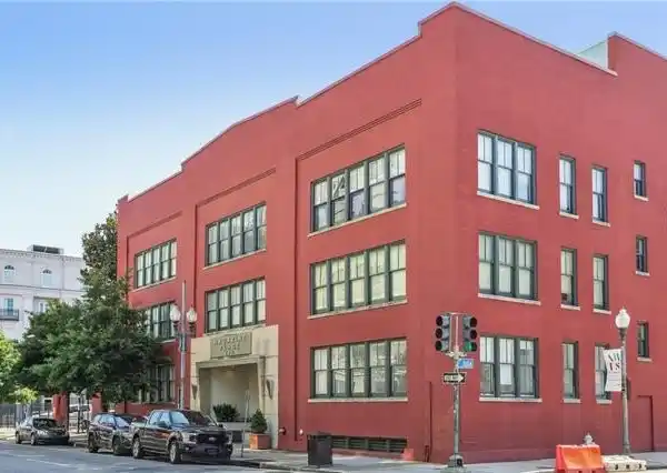ELEGANT LOFT LIVING IN WAREHOUSE DISTRICT