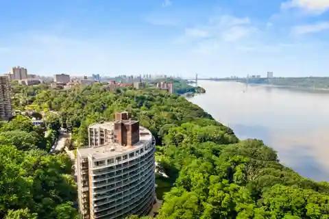 Exquisitely Renovated Residence Above the Hudson River