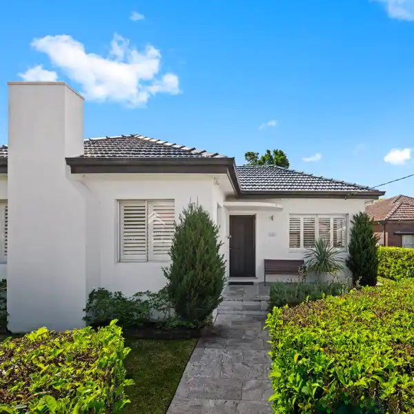BRIGHT SINGLE-LEVEL HOME WITH ENTERTAINER’S TERRACE