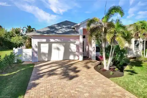 Elegant Open-Concept Retreat Near Mercato & Ritz-Carlton