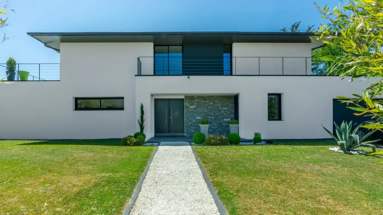 Exceptional Property on the Banks of the Erdre