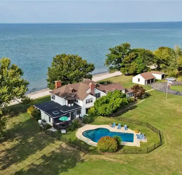 TRANQUIL AND LUXURIOUS LAKEFRONT ESTATE