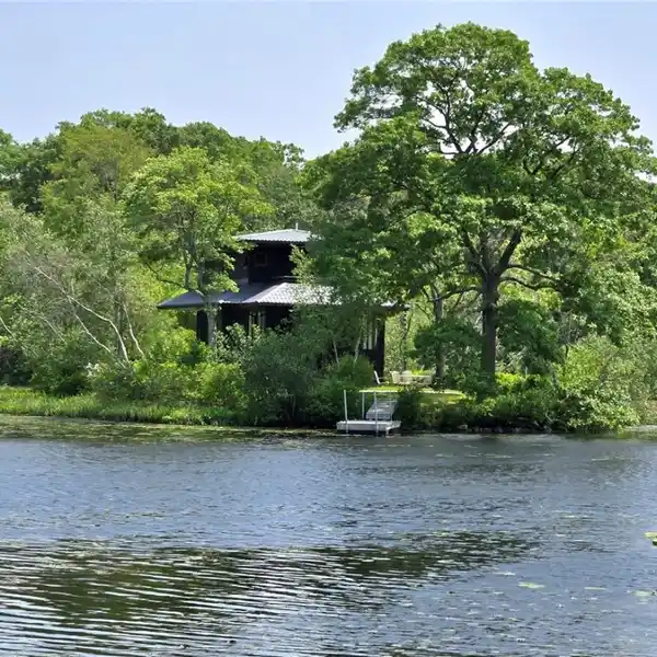 JAPANESE-INSPIRED LAKEFRONT RETREAT