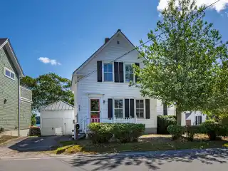 Classic New Englander in Cundy’s Harbor Village