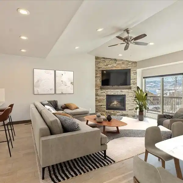 IMPECCABLE TOWNHOME IN CONVENIENT LOCATION