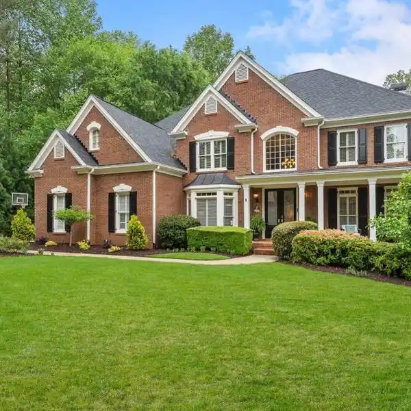 EXQUISITE WHITE COLUMNS HOME