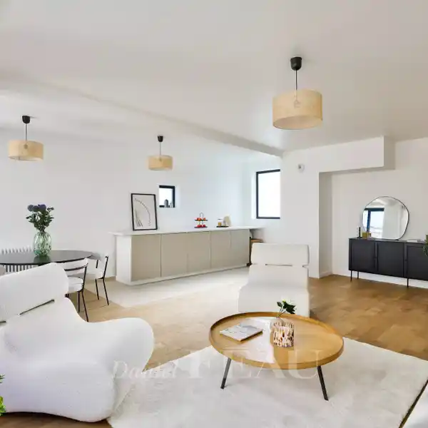 SPACIOUS QUIET TOP-FLOOR APARTMENT WITH ELEVATOR