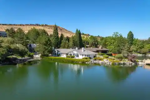 Lakefront Property with Beautiful Views