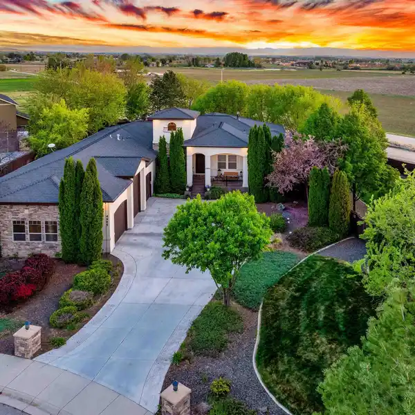 STUNNING ESTATE FULL OF UPGRADES