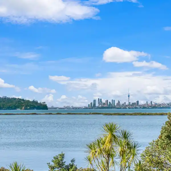 METICULOUSLY KEPT SEAFRONT MANSION