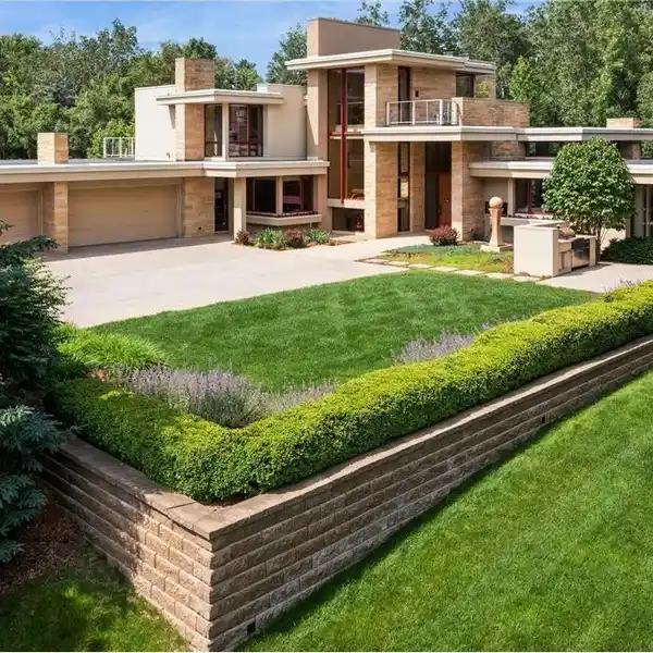 ARTFUL LUXURY HOME IN A GREEN SETTING