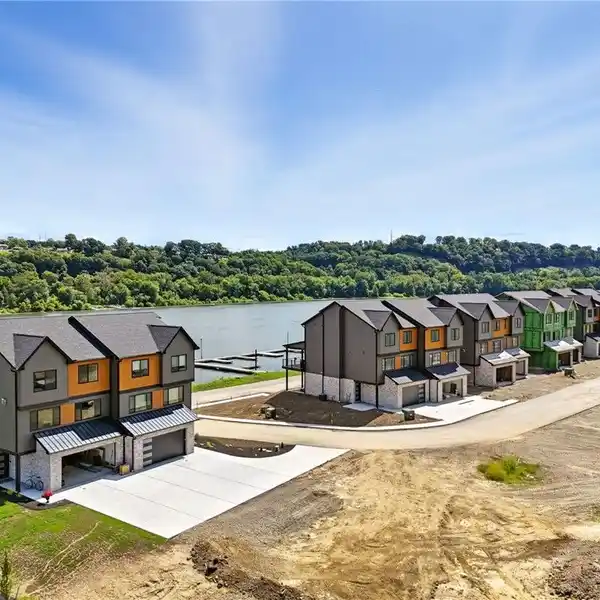 LUXURY AND CONVENIENCE IN MIRAMAR LANDINGS