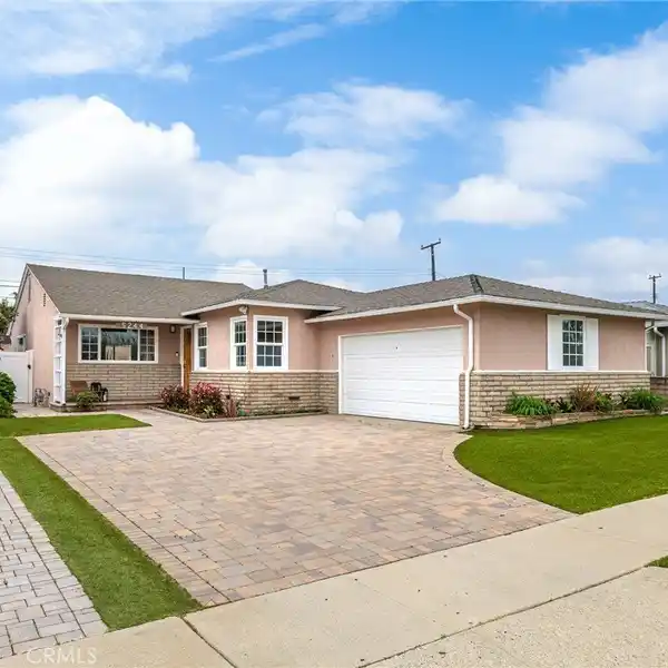 STUNNING HOME IN THE SECLUDED HOLLYGLEN NEIGHBORHOOD