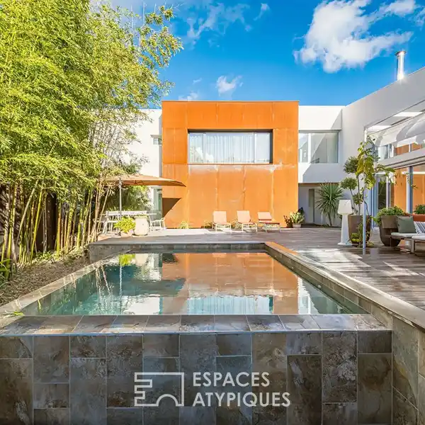 FORMER HANGAR TURNED EXCEPTIONAL ARCHITECT-DESIGNED HOUSE