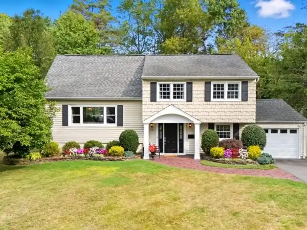 BRIGHT, OPEN FLOORPLAN IN NEW PROVIDENCE