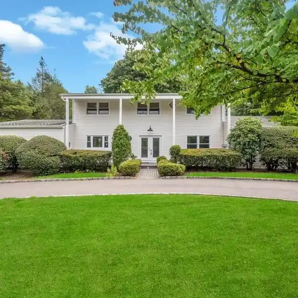 SPACIOUS COLONIAL ON A PEACEFUL CUL-DE-SAC