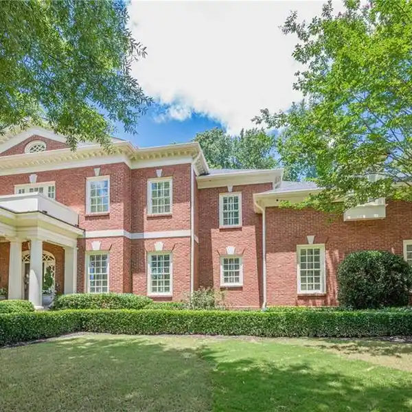 TIMELESS SOUTHERN LIVING WITH MODERN DESIGNER FINISHES