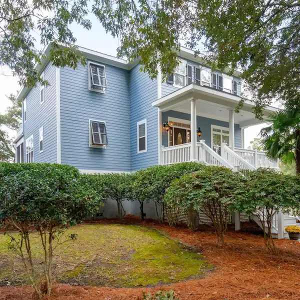IMPRESSIVE ELEVATED HOME IN STONO FERRY