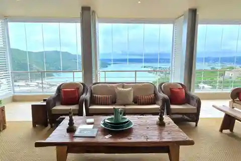Luxurious Lagoon-front Living