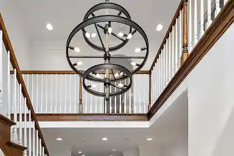 Expansive Estate with a Flexible Layout