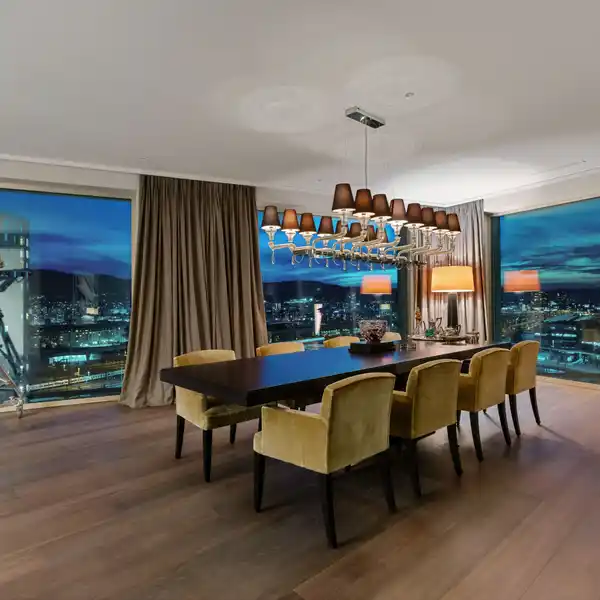 PURE LUXURY IN A VIBRANT LOCATION