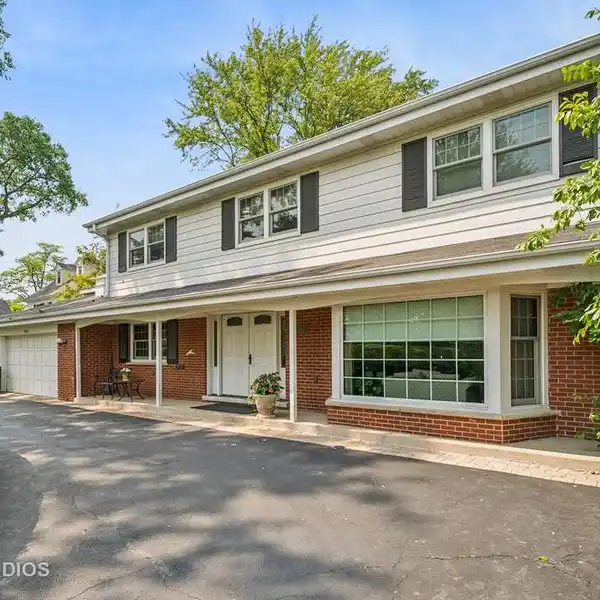 ELEGANT COLONIAL ON A QUIET CUL-DE-SAC