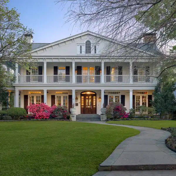 STUNNING CUSTOM BUILT ESTATE