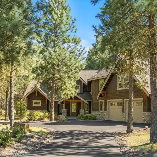 FOUR-SEASON GOLF COURSE RETREAT