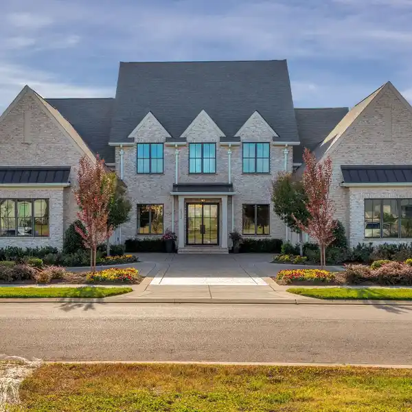 PERSONAL PARADISE AWAITS IN STUNNING REFINED HOME