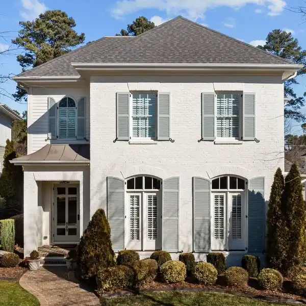 EXCEPTIONAL CUSTOM-BUILT HOME IN A LUXURIOUS NEIGHBORHOOD