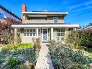 Prime Venice Location with Spacious Outdoor Deck