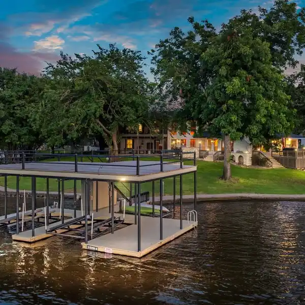 STUNNING LAKESIDE HOME
