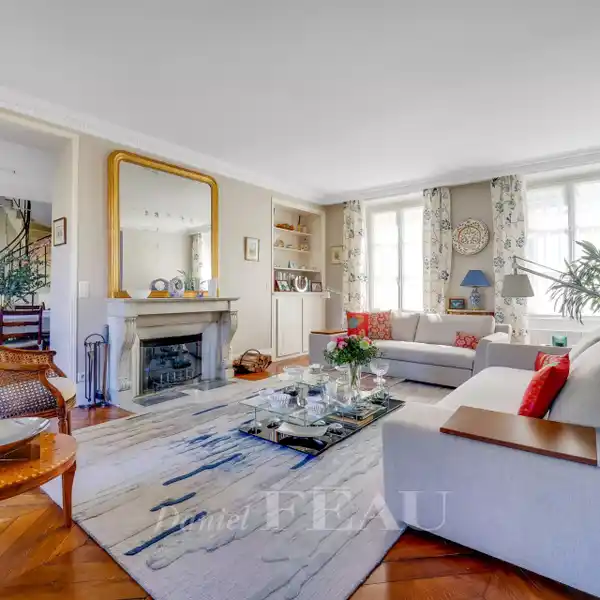 FINELY DETAILED HOME WITH GARDEN