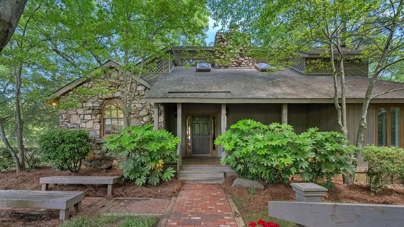 Over One Acre with a Private Lake in Mammath Oak