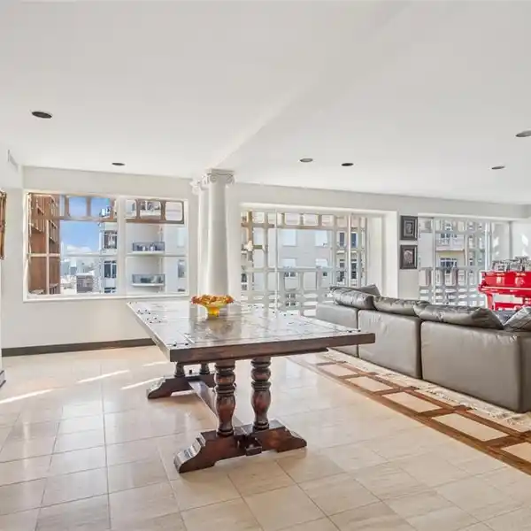 ICONIC HIGH RISE BY RENOWNED ARCHITECT
