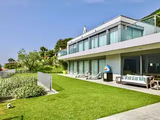 Sleek Home with a Fantastic Lake View