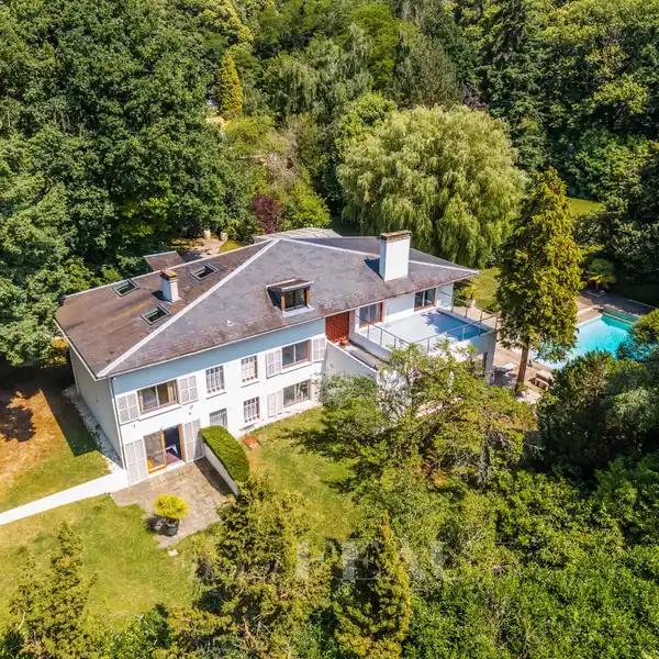 ARCHITECT-RENOVATED HOME ON BEAUTIFULLY LANDSCAPED GROUNDS