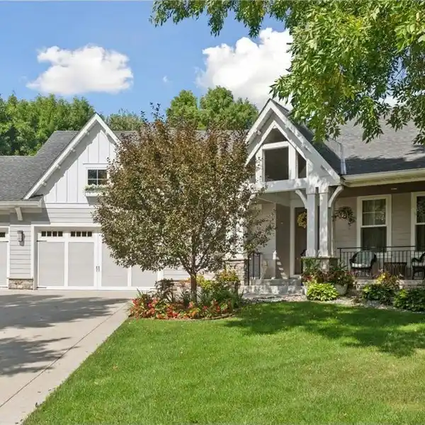 FORMER MODEL IN SOUGHT-AFTER MINNEWASHTA LANDINGS