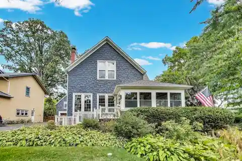 Spacious Luxury Retreat Steps from Downtown