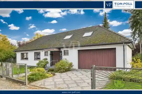 Architecture for Individualists on a Large Plot in a Quiet Location