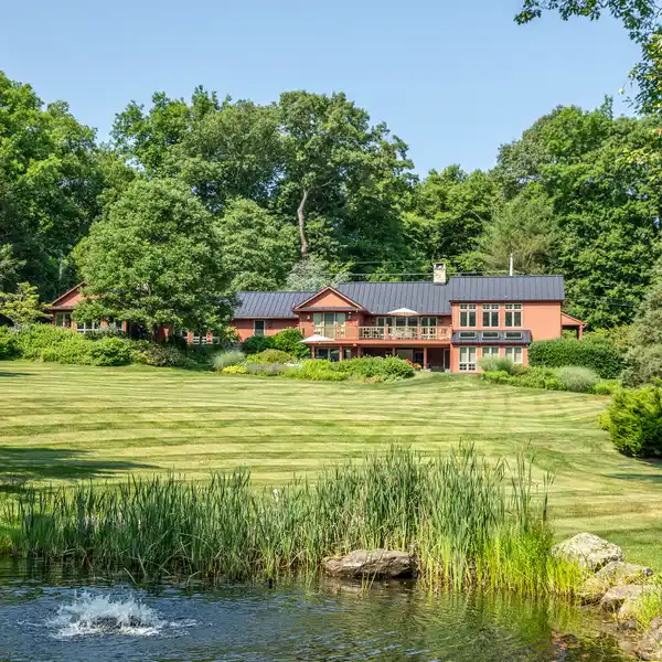 RENOVATED COUNTRY COTTAGE WITH SUBTLE SOPHISTICATION